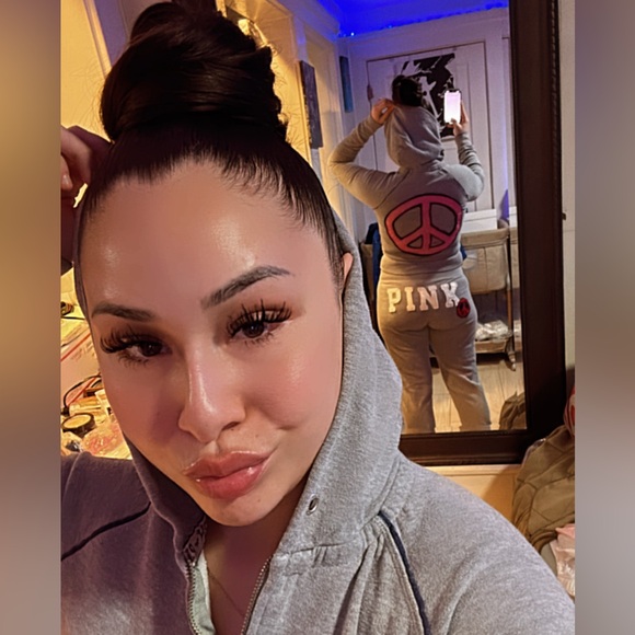 2008 RARE HTF PINK VICTORIAS SECRET VARSITY GREY AND PINK SWEATSUIT - Picture 4 of 15